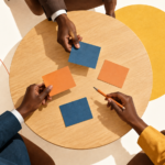 Échange de cartes et travail collectif autour d’une table, illustration des rencontres professionnelles ASCOM.