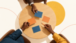 Échange de cartes et travail collectif autour d’une table, illustration des rencontres professionnelles ASCOM.