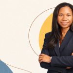 Portrait de Cléli Azokpota, directrice générale d’A+ Bénin, sur un fond ivoire aux accents jaunes et bleus.
