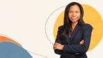 Portrait de Cléli Azokpota, directrice générale d’A+ Bénin, sur un fond ivoire aux accents jaunes et bleus.