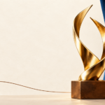 Trophée doré illustratif devant un rideau bleu, évoquant les récompenses des SICA d’Or.