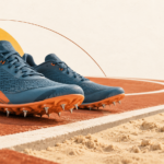 Chaussures d’athlétisme au bord d’une piste et d’un sautoir, évoquant le partenariat entre Sonatel et Saly Sarr.
