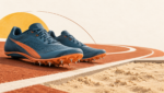 Chaussures d’athlétisme au bord d’une piste et d’un sautoir, évoquant le partenariat entre Sonatel et Saly Sarr.