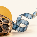 Pellicule de cinéma se transformant en réseau lumineux, pour évoquer la création audiovisuelle assistée par IA.