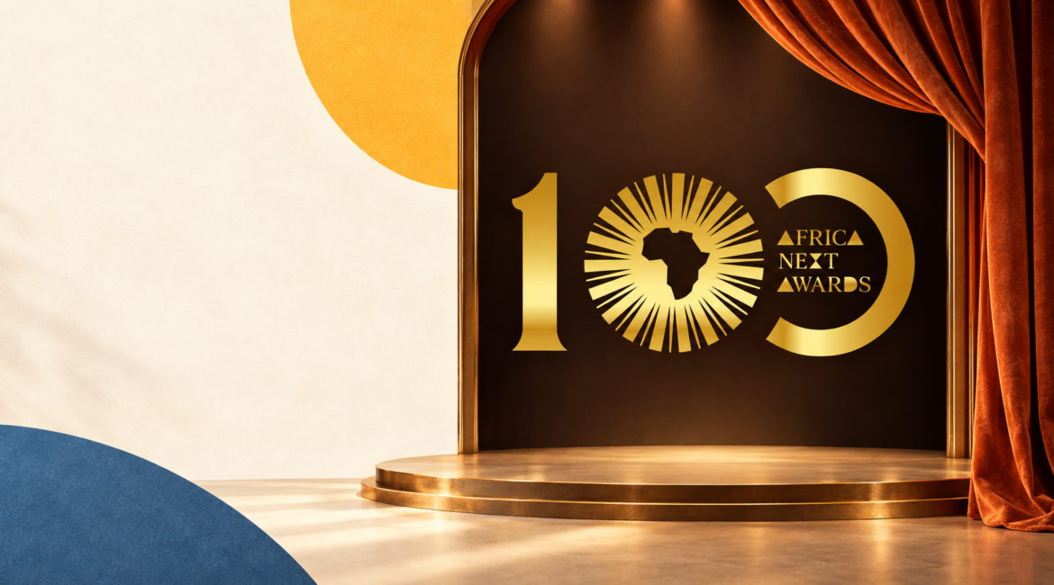 Logo officiel des Africa Next Awards dans une évocation de scène de théâtre aux rideaux orange.