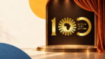 Logo officiel des Africa Next Awards dans une évocation de scène de théâtre aux rideaux orange.