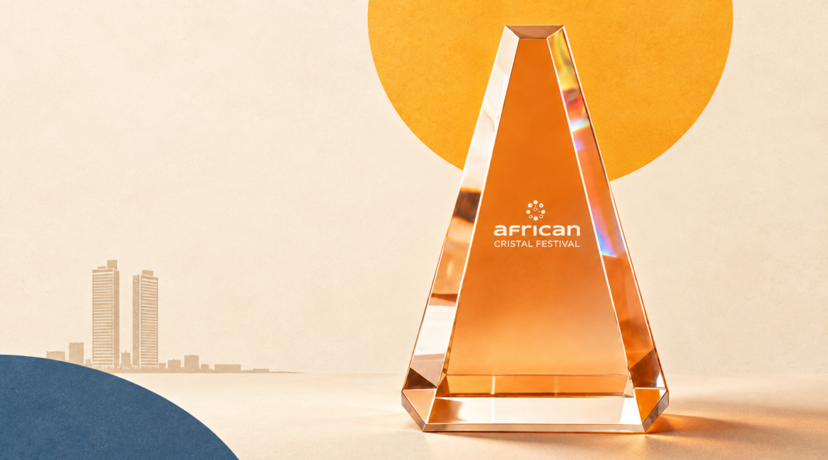Trophée de l’African Cristal Festival et silhouette de Casablanca sur fond crème, avec des formes jaune et bleue.