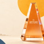 Trophée de l’African Cristal Festival et silhouette de Casablanca sur fond crème, avec des formes jaune et bleue.