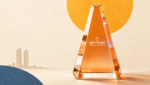 Trophée de l’African Cristal Festival et silhouette de Casablanca sur fond crème, avec des formes jaune et bleue.