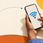 Mains utilisant un smartphone avec un symbole Wi-Fi, illustration des usages quotidiens d’Internet.