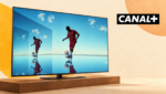 Téléviseur montrant un footballeur dans le décor bleu de la campagne CANAL+, avec le logo du groupe.