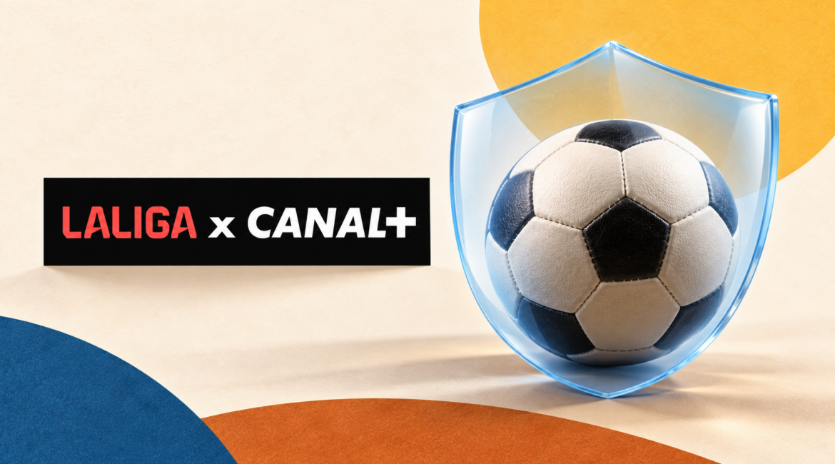 Logos officiels LALIGA et CANAL+ près d’un ballon protégé par un bouclier, illustration de la lutte contre le piratage sportif.