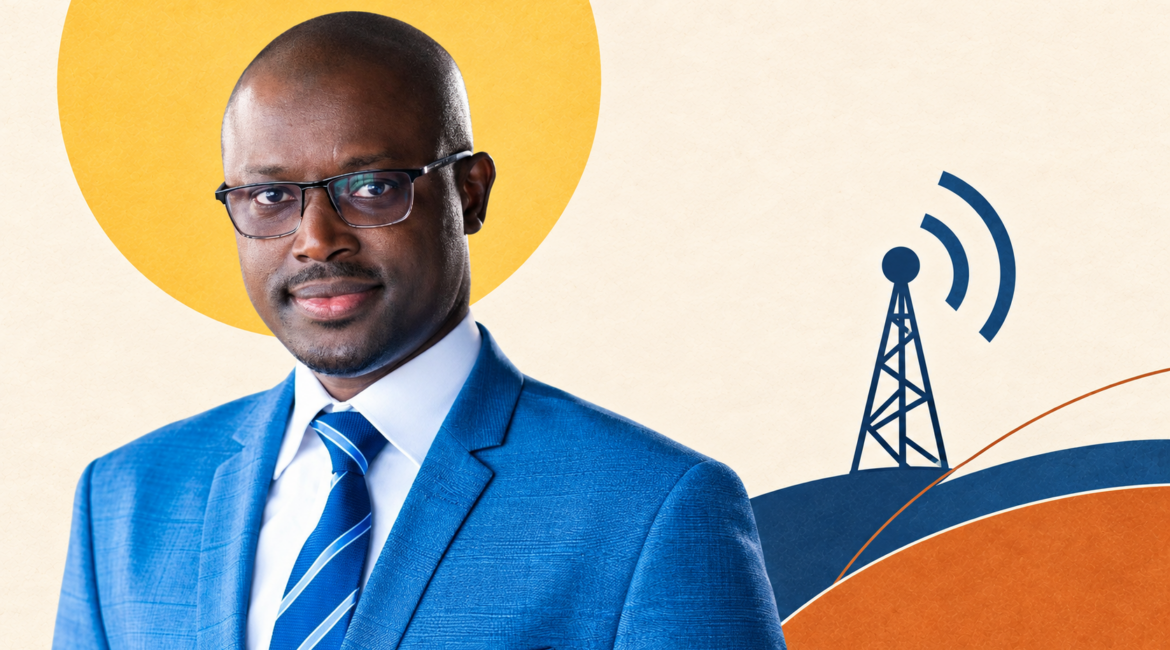 Portrait de Cheikh Tidiane Sarr, nouveau directeur général de l’ARTP, accompagné d’un symbole de télécommunications.