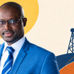 Portrait de Cheikh Tidiane Sarr, nouveau directeur général de l’ARTP, accompagné d’un symbole de télécommunications.