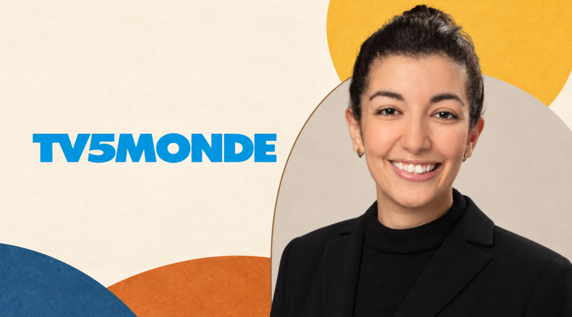 Portrait de Hadjer Remili accompagné du logo officiel TV5MONDE sur un fond aux couleurs Adweknow.