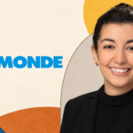 Portrait de Hadjer Remili accompagné du logo officiel TV5MONDE sur un fond aux couleurs Adweknow.