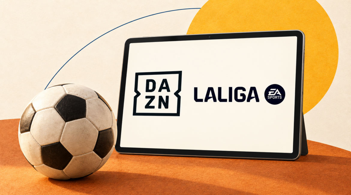 Ballon de football devant une tablette affichant les logos officiels DAZN et LALIGA EA SPORTS.