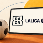 Ballon de football devant une tablette affichant les logos officiels DAZN et LALIGA EA SPORTS.