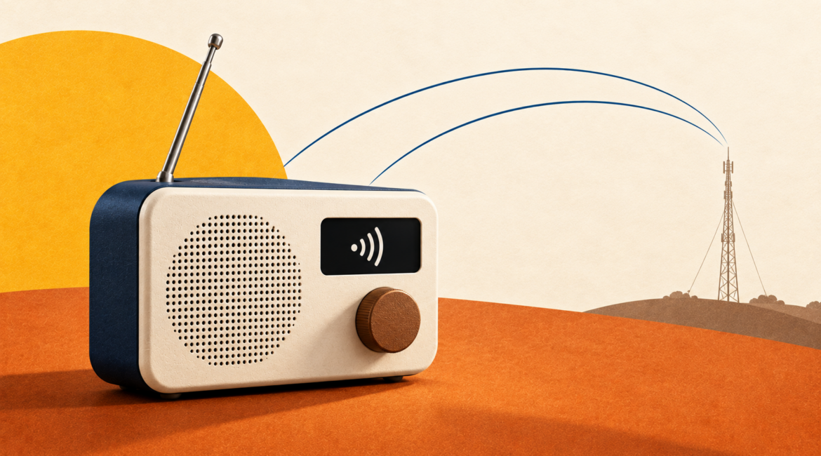 Récepteur de radio numérique et antenne de diffusion illustrant le déploiement de la RNT au Sénégal.