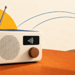 Récepteur de radio numérique et antenne de diffusion illustrant le déploiement de la RNT au Sénégal.