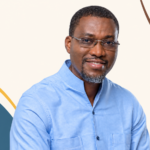 Portrait d’Ange Guei, Directeur Général de NCI, sur fond ivoire aux couleurs d’Adweknow.