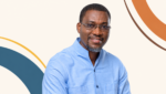 Portrait d’Ange Guei, Directeur Général de NCI, sur fond ivoire aux couleurs d’Adweknow.
