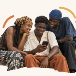 Illustration de trois jeunes adultes africains échangeant autour d’un smartphone.