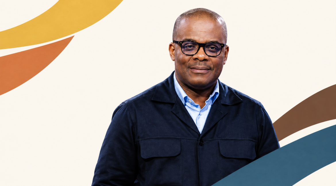 Portrait de Joël Amos Badi sur fond ivoire, dans une composition aux couleurs d’Adweknow.