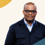 Portrait de Joël Amos Badi sur fond ivoire, dans une composition aux couleurs d’Adweknow.