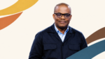 Portrait de Joël Amos Badi sur fond ivoire, dans une composition aux couleurs d’Adweknow.
