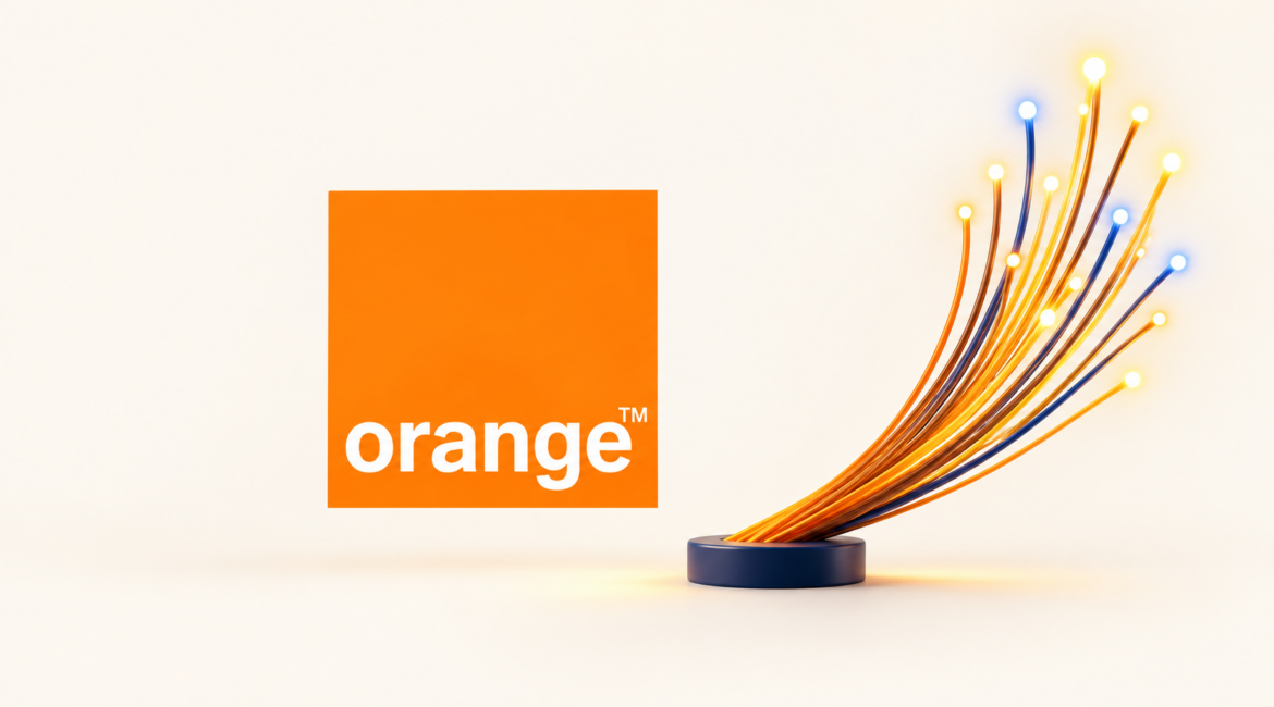 Logo Orange et fibres optiques dans une composition illustrative sur fond ivoire.
