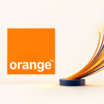 Logo Orange et fibres optiques dans une composition illustrative sur fond ivoire.