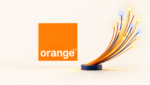 Logo Orange et fibres optiques dans une composition illustrative sur fond ivoire.
