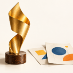 Trophée symbolique doré et feuilles de création graphique, illustration des prix de la communication.