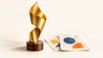 Trophée symbolique doré et feuilles de création graphique, illustration des prix de la communication.