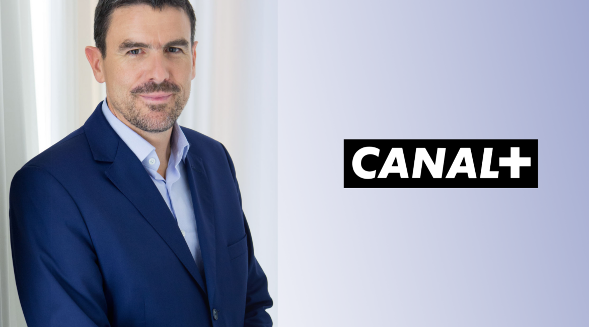 David Mignot, Directeur Général Afrique du Groupe CANAL+, à côté du logo CANAL+